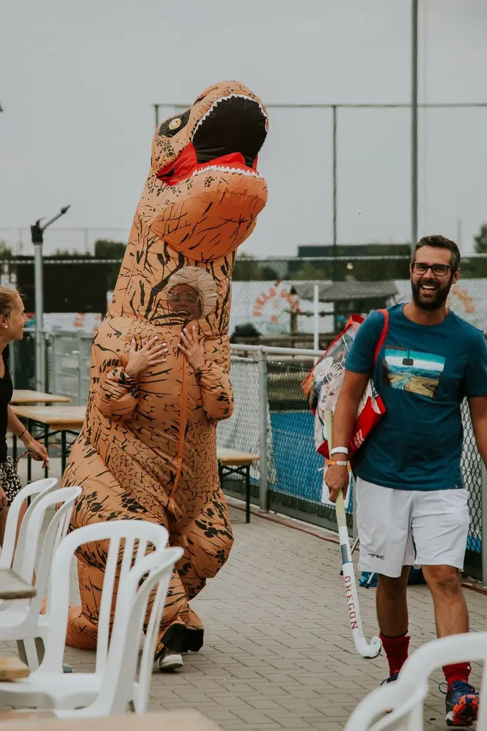 FieldGood 2022 Hockey Tournament fieldhockey hockey Louvain-la-Neuve folklore déguisement one-piece dinosaure