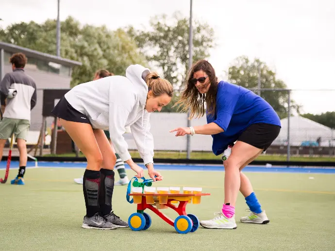 FieldGood Hockey Tournament Louvain-la-Neuve Club fieldhockey Belgique tournoi all-inclusive sport folklore déguisement mètre thème boisson ergonomie support